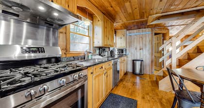Lakefront cottage with deck, patio, firepit, AC & W/D - secluded location