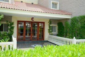 تفاصيل الفندق من الخارج