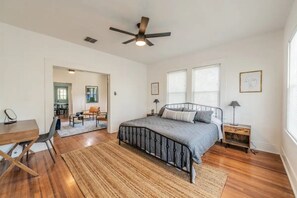 3 bedrooms, desk, free WiFi, bed sheets - ✨Rooftop Private Deck & Patio-Historic Craftsman 3blks to Pearl food & fun! (San Antonio)