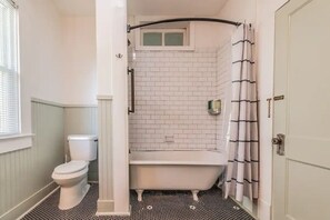 Douche, sèche-cheveux, serviettes fournies, savon