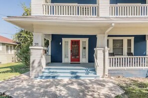 Exterior - ✨Rooftop Private Deck & Patio-Historic Craftsman 3blks to Pearl food & fun! (San Antonio)