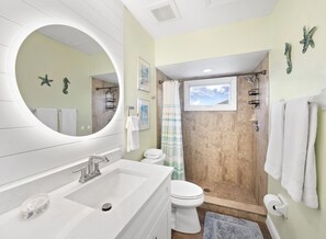 Combined shower/bathtub, hair dryer, towels, toilet paper - Cedars East Townhome on beautiful Longboat Key (Longboat Key)