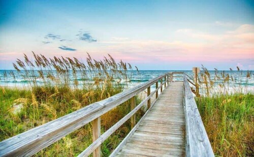 Great Location! Steps to Beach, Pool, Hot Tub