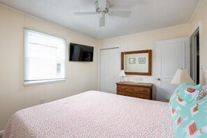 4 bedrooms, iron/ironing board, WiFi, bed sheets