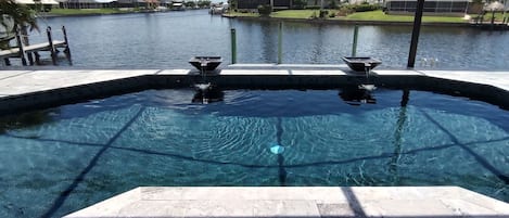 Piscina all'aperto, una piscina riscaldata