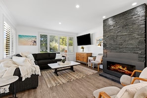 TV, fireplace, offices - Burra Bliss - Inground Pool and close to Beach (Culburra Beach)