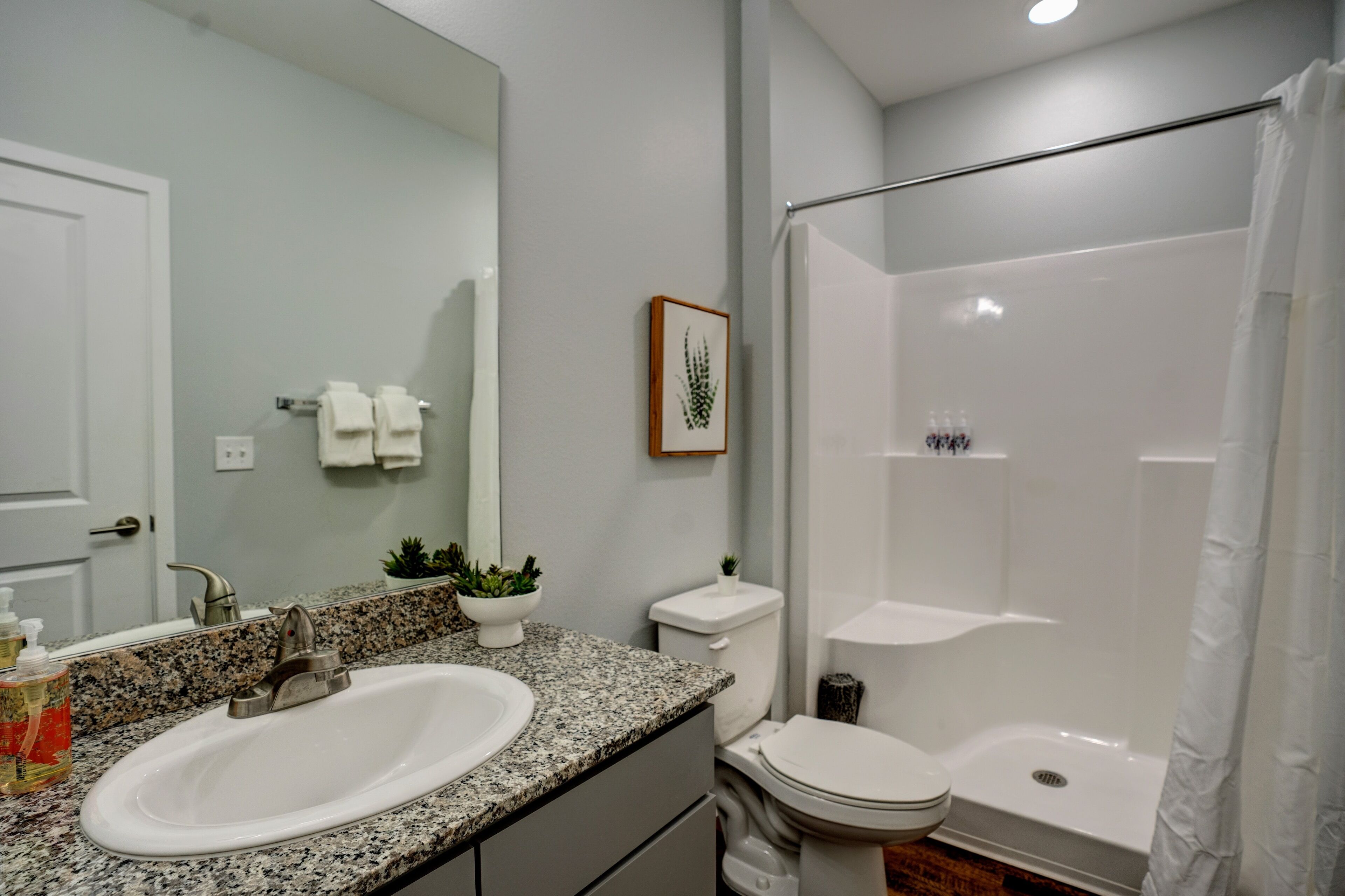 Perlengkapan mandi gratis, pengering rambut, handuk, dan sabun