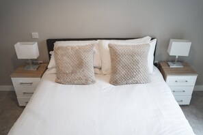 Appartement Club, salle de bains attenante, vue cour intérieure (Standard)