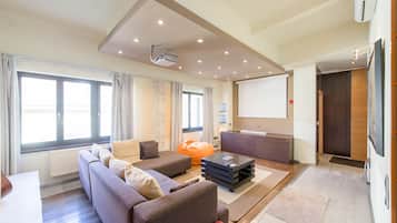 Venus Apartments - Quiet &Spacious Penthouse City Centre | 1 bedroom, premium bedding, blackout curtains, iron/ironing board