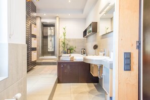 Venus Apartments - Quiet &Spacious Penthouse City Centre | Bathroom