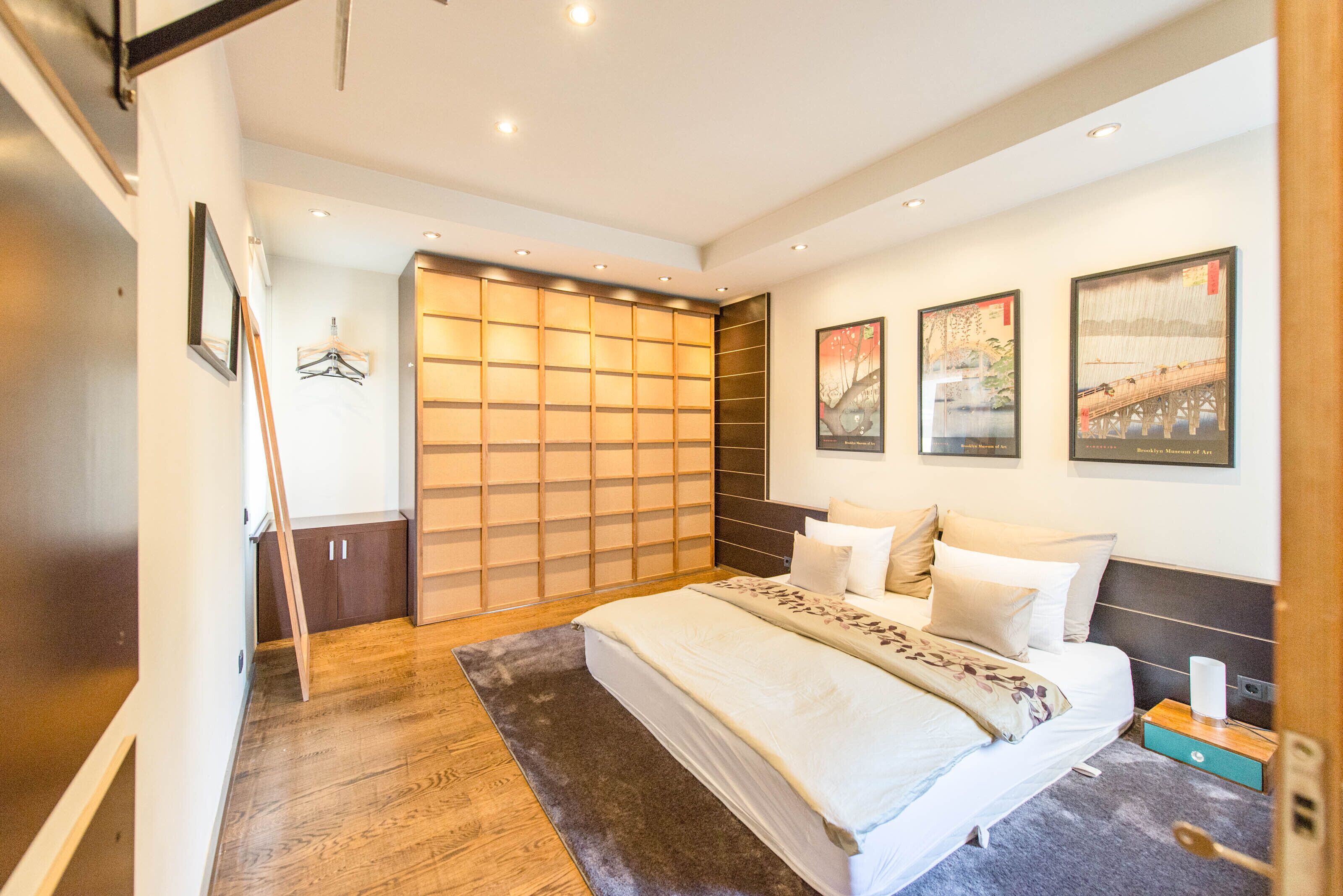 Apartament de luxe | 1 dormitori, roba de llit d'alta qualitat i cortines opaques 