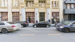 A building with large columns, a central entrance, and multiple windows. - Venus Apartments - Parliament I (Budapest)