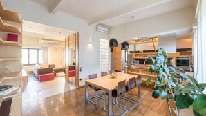 A modern living space with a dining area, kitchen, and seating area. - Venus Apartments - Parliament I (Budapest)