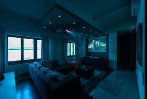 Venus Apartments - Quiet &Spacious Penthouse City Centre | 1 bedroom, premium bedding, blackout drapes, iron/ironing board