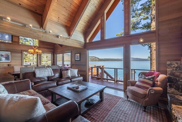 Smart-TV, peis og bøker