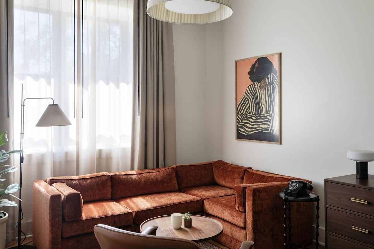 Ropa de cama de alta calidad, minibar, caja fuerte