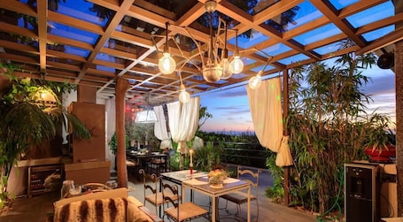 Breakfast, lunch, dinner served; farm to table cuisine, ocean views