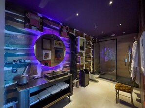 Cine Room | Baño | Regadera, regadera tipo lluvia, amenidades de baño de diseñador 