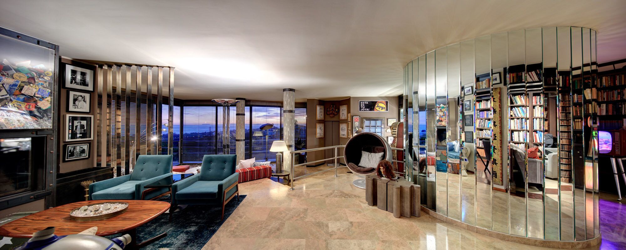 80-英寸LED 电视（配备数码频道）、书、首映电影