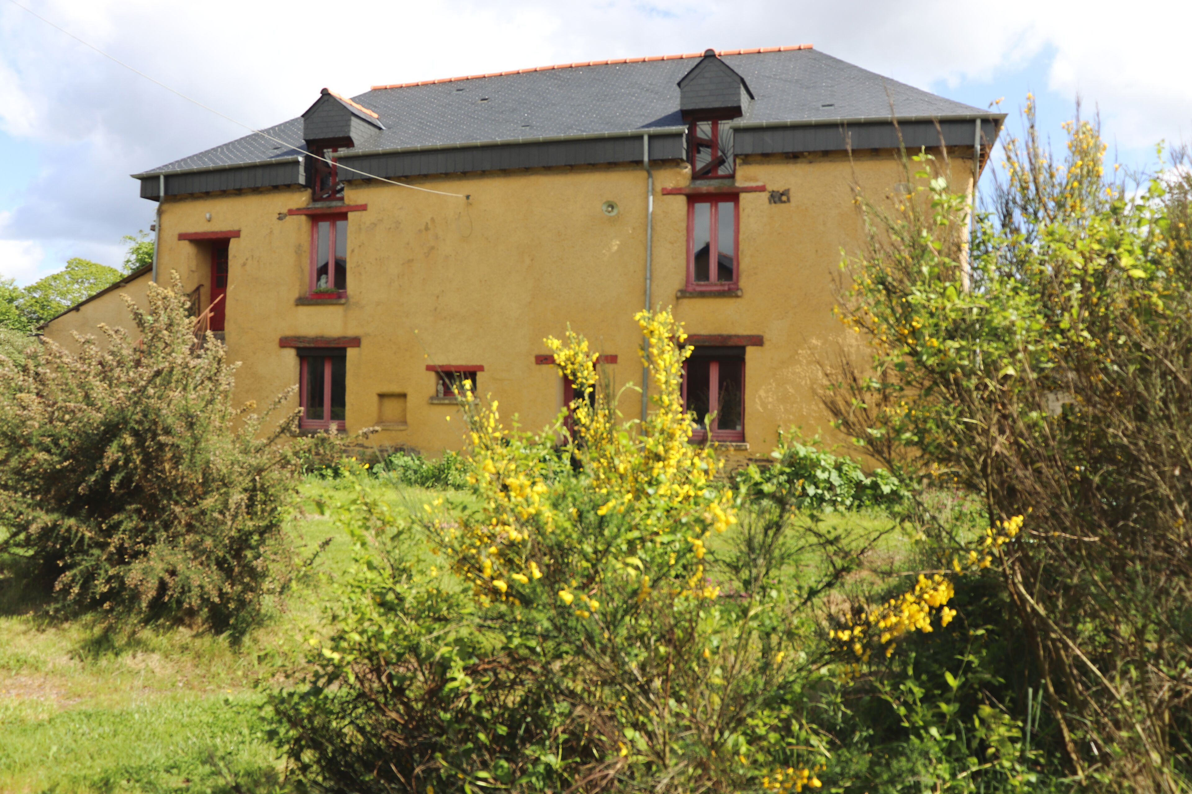 Charm and Nature - Bedroom in a mud house in the Pays de Brocéliande