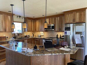 Fridge, microwave, oven, stovetop - Amazing Home 40 min from Ski Resort, 5 min from Downtown Durango avail 12/1-1/6 (Durango)
