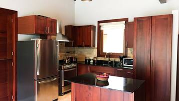 Frigorífico, horno, placa de cocina y cafetera o tetera