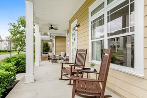 Terrace/patio - Charming, immaculate coastal home with furnished porches, AC, & washer/dryer (Port Wentworth)
