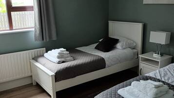 2 slaapkamers, een strijkplank/strijkijzer, reisbedje, gratis wifi