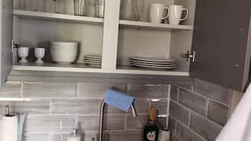 Een koelkast, een microgolfoven, een koffiezetapparaat/waterkoker