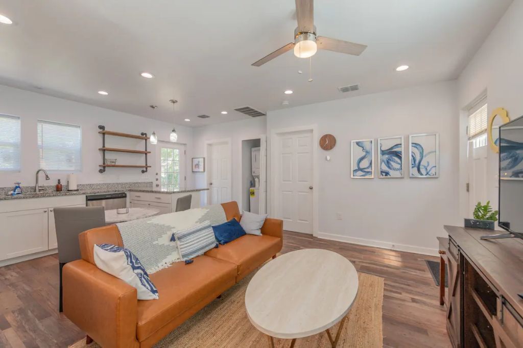 Pet Friendly Getaway Cottage w Private Deck Fast Wifi + Parking