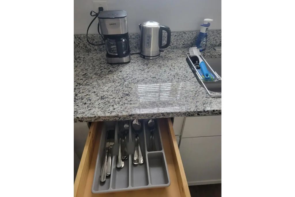 Pet Friendly Getaway Cottage w Private Deck Fast Wifi + Parking