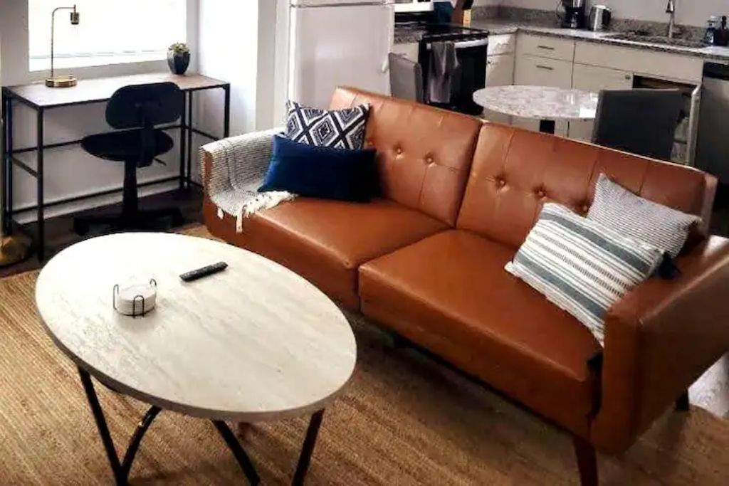 Pet Friendly Getaway Cottage w Private Deck Fast Wifi + Parking