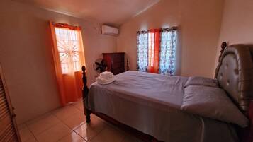 House | 1 bedroom, iron/ironing board, free WiFi, bed sheets