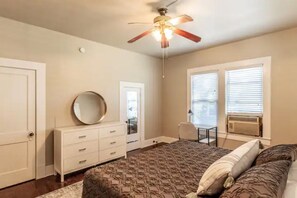 1 habitación, escritorio, wifi gratis y ropa de cama