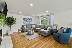 Smart TV, table football, ping pong, books - Incredible Waterfront Lakehouse on Liberty Lake (Liberty Lake)