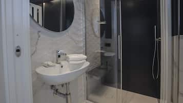 Doccia, asciugacapelli, bidet, asciugamani