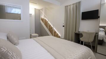 1 camera, una cassaforte in camera, una scrivania, ferro/asse da stiro