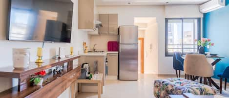 Réfrigérateur, micro-ondes, four, plaque de cuisson