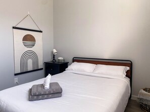 2 bedrooms, iron/ironing board, free WiFi, bed sheets - Affordable Luxury – 2-Bedroom Suite in Wolf Willow, Calgary! (Calgary)