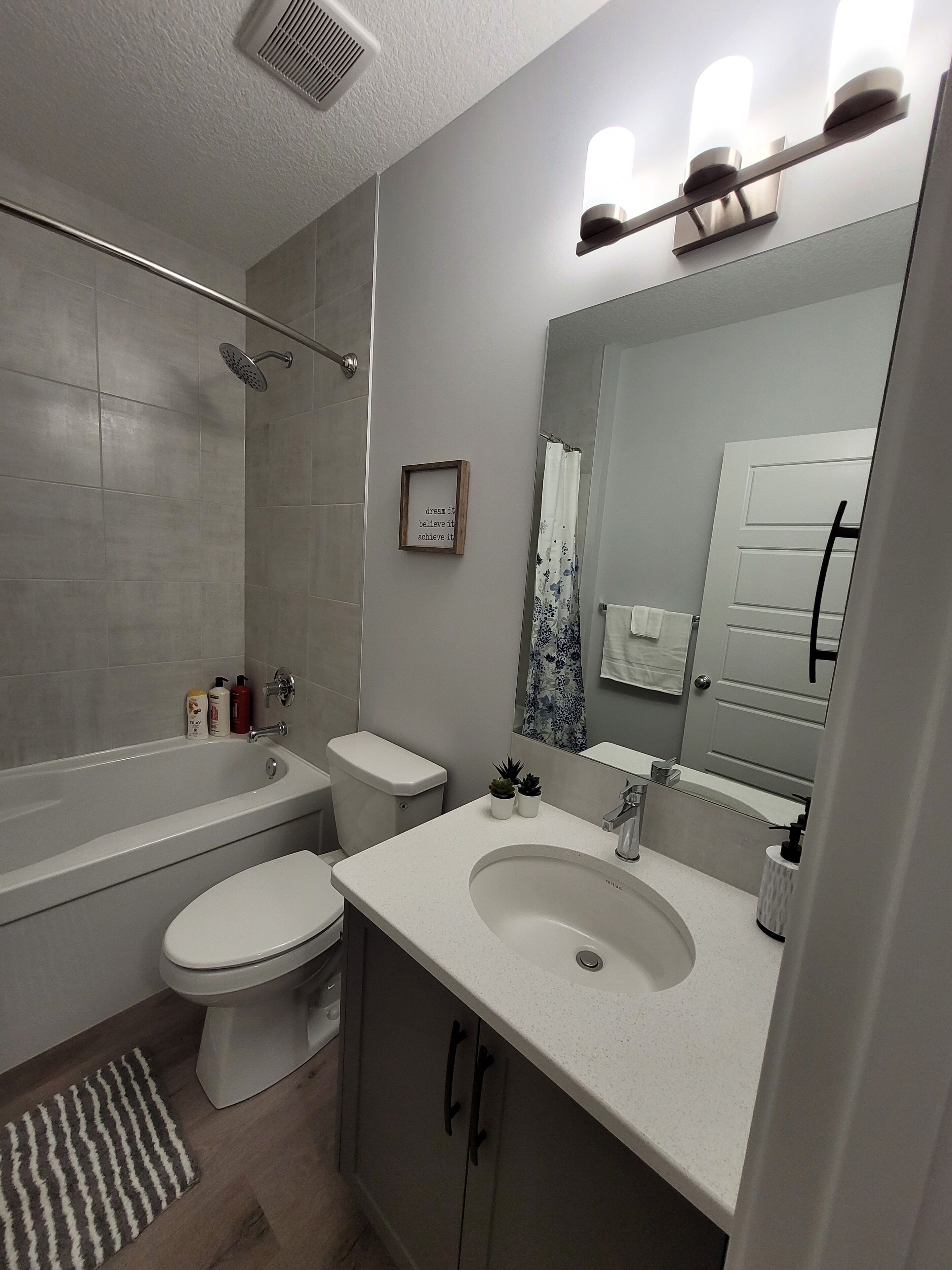 Ducha y bañera combinadas, secador de pelo, toallas y jabón