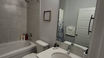 Ducha y bañera combinadas, secador de pelo, toallas y jabón