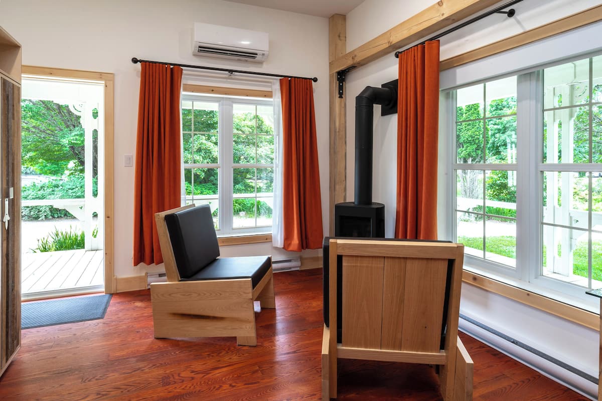 Executive Suite | Living area | 43-inch flat-screen TV with cable channels, books