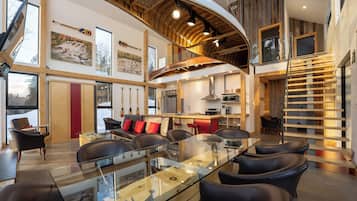 Chalet panorámico | Área de sala de estar | Televisión de pantalla plana de 43 pulgadas con canales por cable