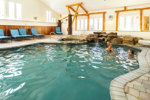 Indoor pool, seasonal outdoor pool, sun loungers - Le Baluchon Éco-villégiature (Saint-Paulin)