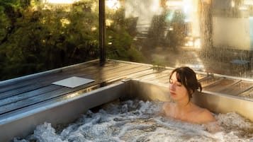 Couples treatment room(s), sauna, hot tub, body treatments
