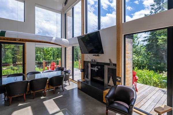 Panoramic Chalet | Living area | 43-inch flat-screen TV with cable channels, books