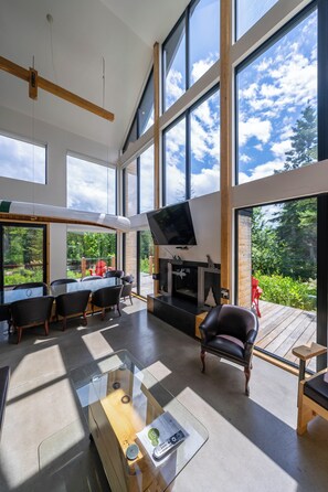 Chalet Panoramique | Coin séjour | Télévision à écran plat de 43 pouces avec chaînes par câble, livres