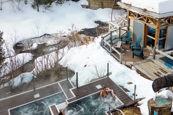 Behandelingskamers voor koppels, een sauna, een bubbelbad