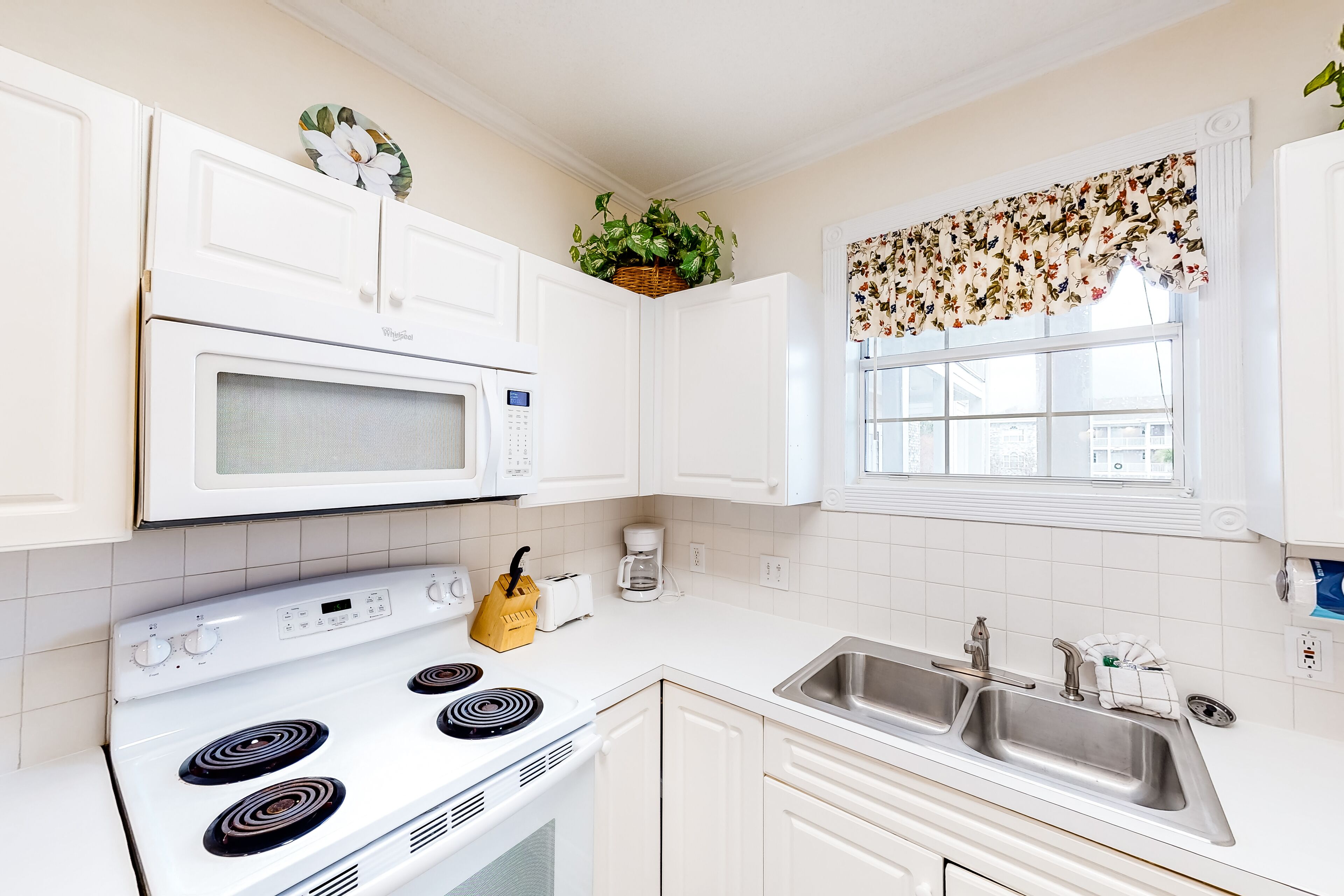 Lovely condo with pool, on-site golf, balcony, central AC & washer/dryer