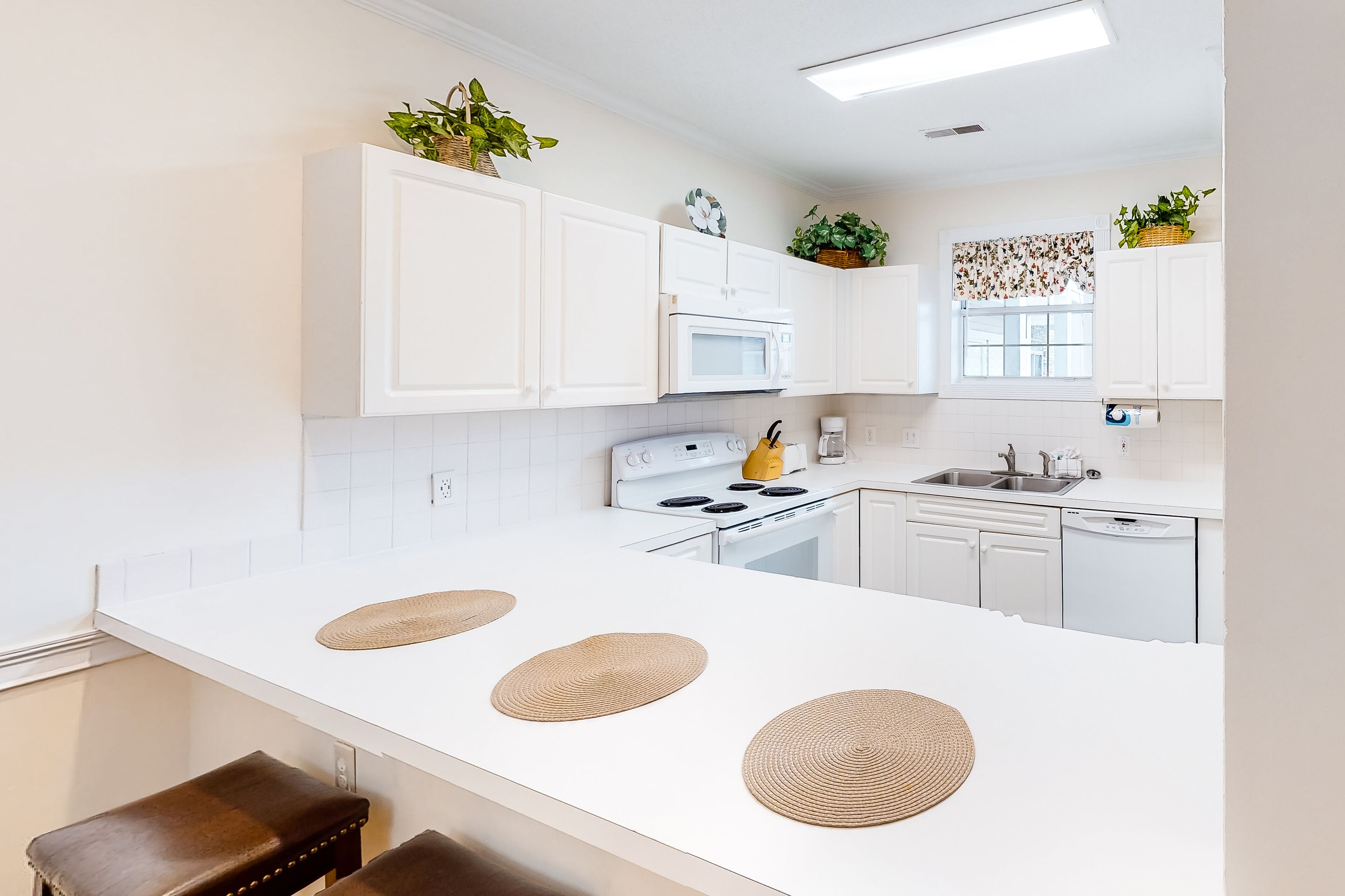 Lovely condo with pool, on-site golf, balcony, central AC & washer/dryer